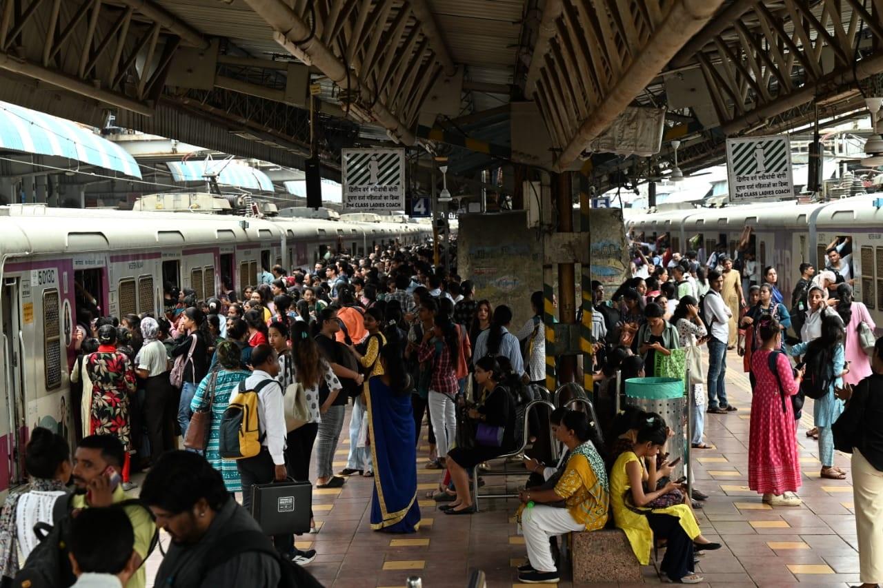 इस बदलाव से यात्रियों को एक ही प्लेटफार्म से किसी भी दिशा में जाने वाली ट्रेन में चढ़ने की सुविधा मिलेगी, जिससे यात्रा में सहूलियत होगी और कार्यक्षमता में भी सुधार होगा. 