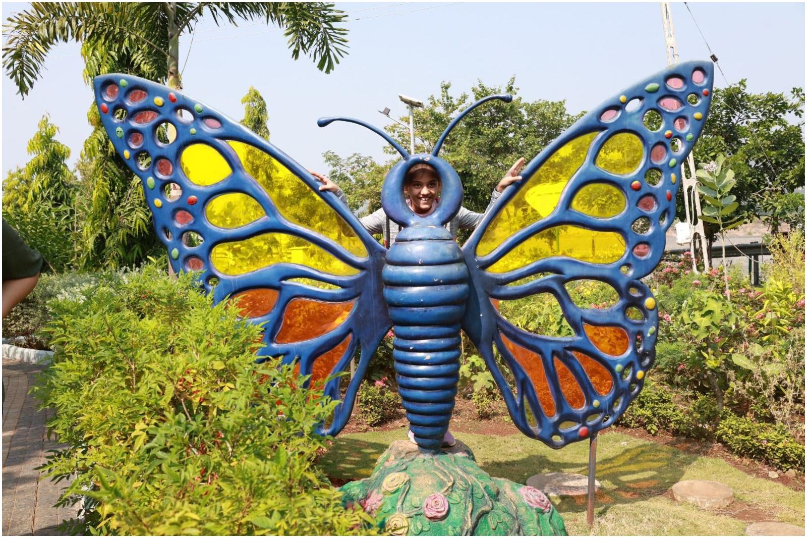 10 एकड़ में फैले बटरफ्लाई गार्डन में तितलियों की 70 अलग-अलग प्रजातियों के साथ-साथ परागणकों और मेजबान पौधों की 150 प्रजातियां हैं. ये परागणक और मेजबान पौधे तितलियों को पोषण के साथ-साथ अंडे देने के लिए जगह भी प्रदान करते हैं.