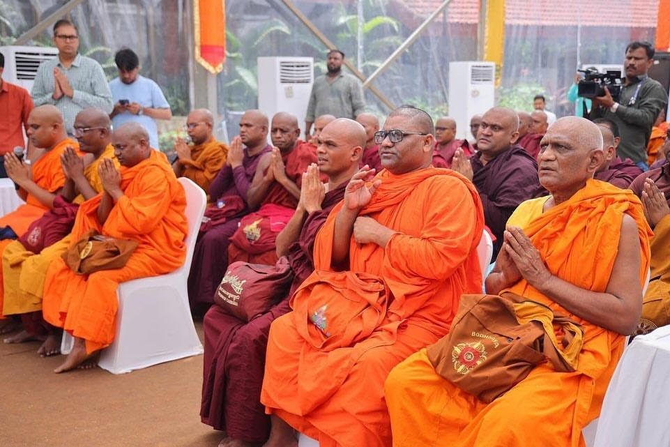 महाथेरो ने कहा कि यह इतिहास में दर्ज किया जाएगा कि पहली बार महाराष्ट्र के इतिहास में मुख्यमंत्री के आधिकारिक निवास पर ऐसा भव्य भोजनदान कार्यक्रम आयोजित किया गया. 