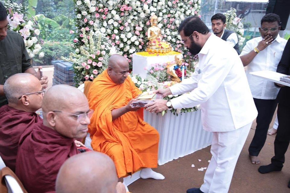 समारोह की शुरुआत तथागत भगवान गौतम बुद्ध और महामना डॉ. बाबा साहेब अंबेडकर के अभिनंदन और प्रार्थना से हुई. मुख्यमंत्री एकनाथ शिंदे और सांसद श्रीकांत शिंदे ने भिक्षुओं को कपड़े दान किए. 