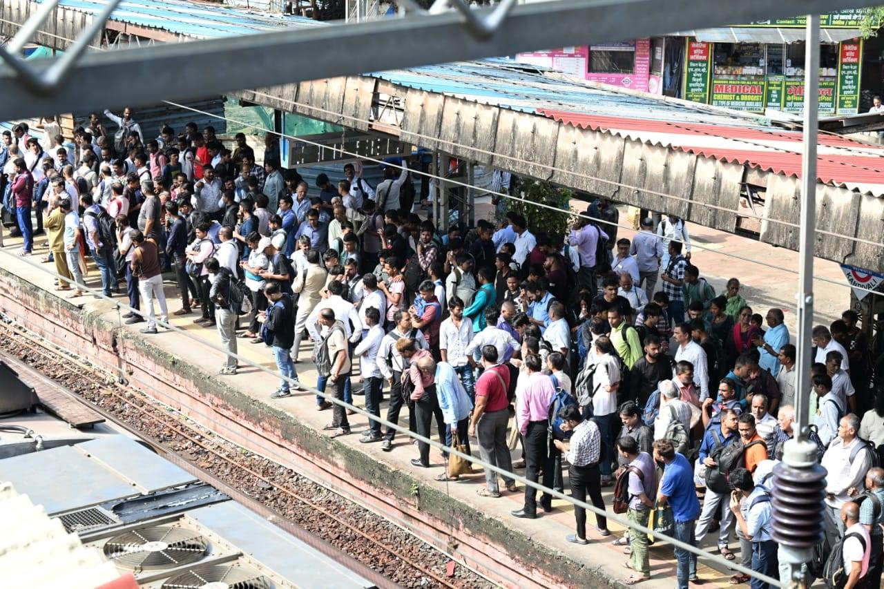 गोरेगांव लूप लाइन की अनुपलब्धता के कारण गोरेगांव की सुबह की सभी चार फास्ट ट्रेन सेवाएं रद्द कर दी गई हैं. 