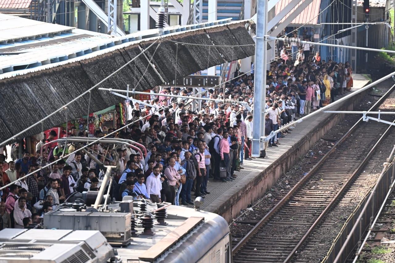 रेलवे ने यात्रियों से धैर्य बनाए रखने की अपील की है और भरोसा दिलाया है कि 4 अक्टूबर के बाद सेवाएं सामान्य हो जाएंगी. 