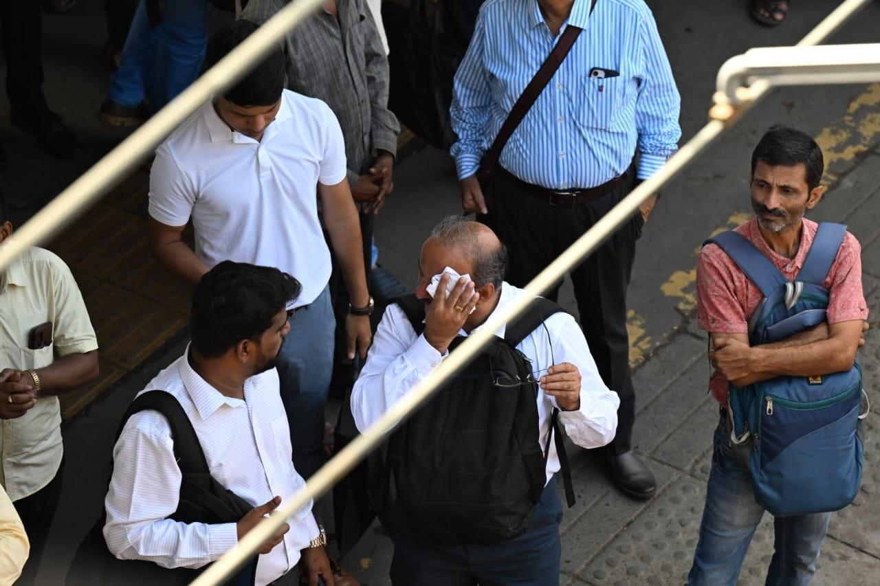 पश्चिम रेलवे के मुताबिक, मुंबई उपनगरीय सेक्शन पर कुल 1,394 सेवाएं संचालित की जाती हैं. 