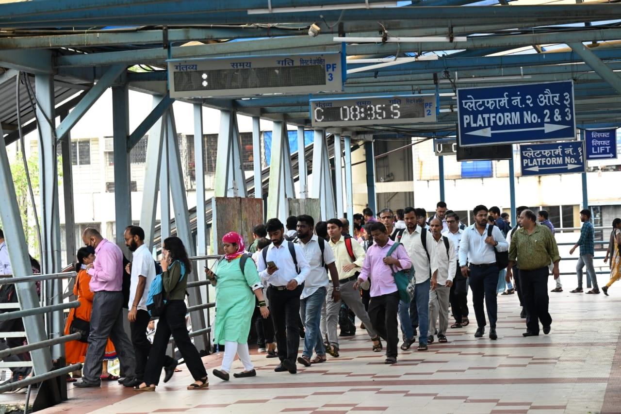 वेस्टर्न लोकल लोकल ट्रेनें 5 से 10 मिनट की देरी से चल रही हैं, जिससे यात्रियों को काफी असुविधा हो रही है.