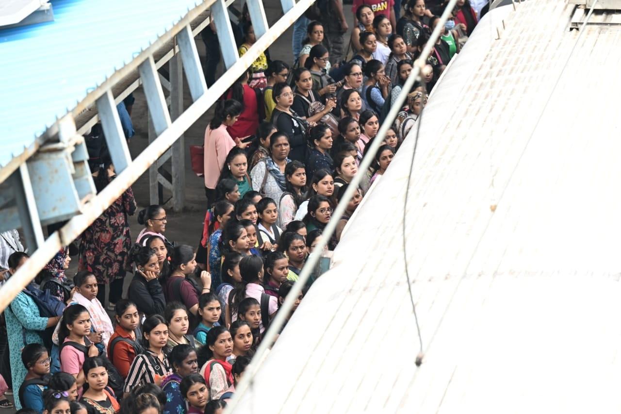 तस्वीरों में आप देख सकते है कि कांदिवली रेलवे स्टेशन पर यात्रियों की भारी भीड़ दिखाई दे रही हैं. 