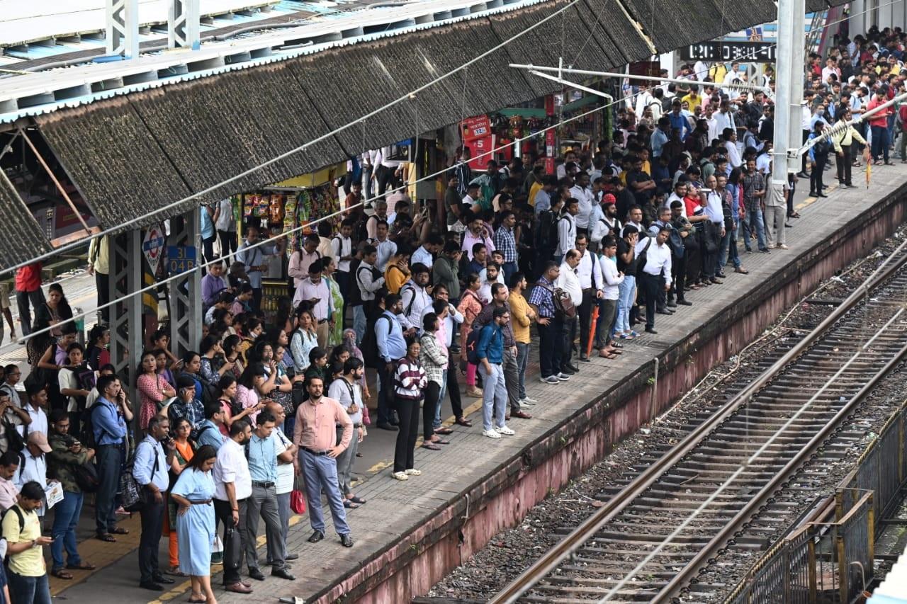 कई यात्री प्लेटफॉर्म पर लंबे समय तक ट्रेन का इंतजार कर रहे हैं, जिससे प्लेटफॉर्म पर भीड़ बढ़ गई है. 