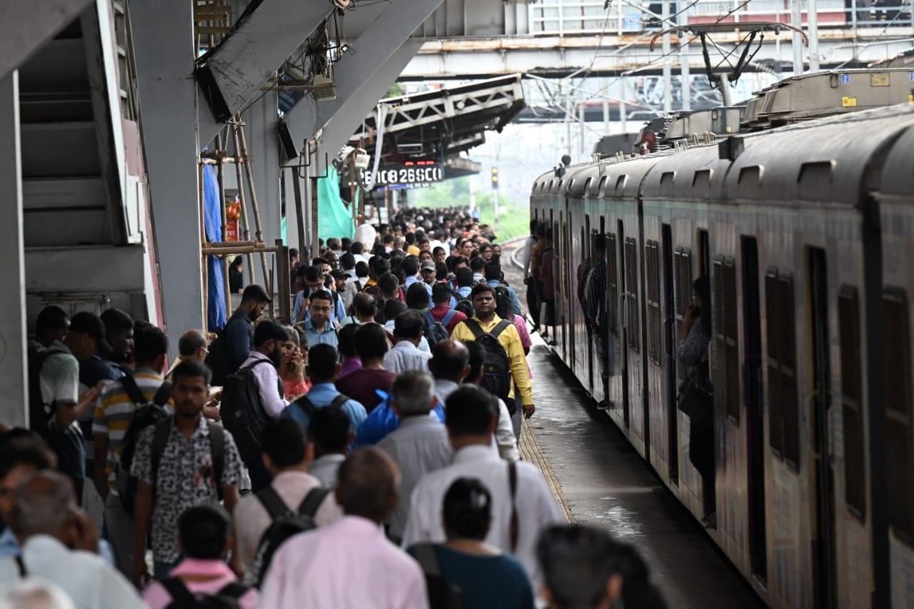 मालाड रेलवे स्टेशन के प्लेटफॉर्म नंबर एक और दो को शिफ्ट किया गया है. इस कार्य से जुड़े निर्माण के चलते गोरेगांव और कांदिवली के बीच लोकल ट्रेनें धीमी गति से चल रही हैं. 