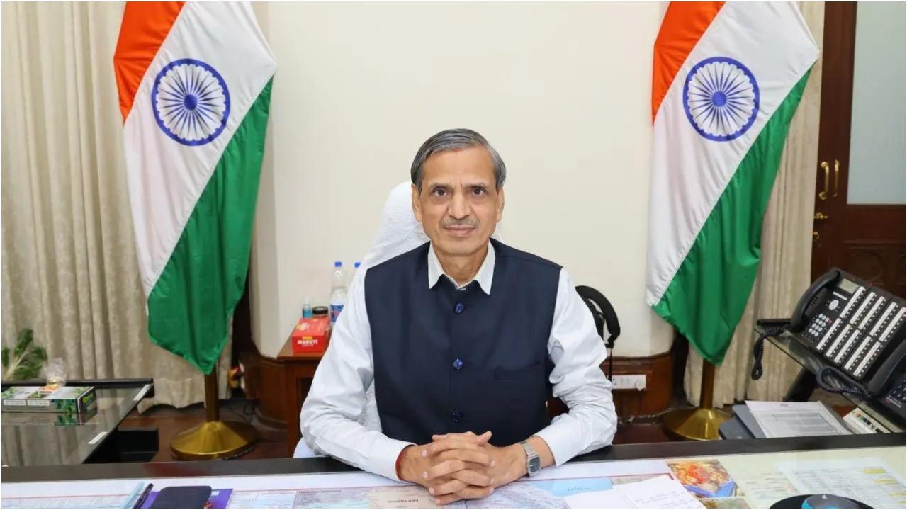 मध्य रेलवे के नए महाप्रबंधक धर्मवीर मीना/स्रोत फोटो