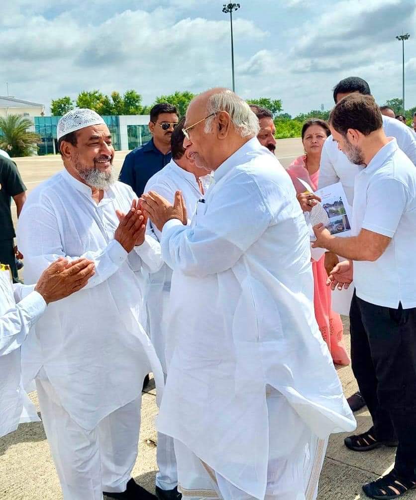 राहुल गांधी की यह यात्रा राज्य की राजनीति में कांग्रेस के लिए एक नया संदेश देने का प्रयास है, जिसमें पार्टी के पुराने और नए नेताओं को एक साथ जोड़कर आगामी चुनौतियों का सामना करने की तैयारी की जा रही है. कुल मिलाकर, राहुल गांधी और मल्लिकार्जुन खरगे की यह यात्रा महाराष्ट्र कांग्रेस के लिए एक महत्वपूर्ण पड़ाव है, जिससे चुनावी तैयारियों को गति मिलने की उम्मीद है.