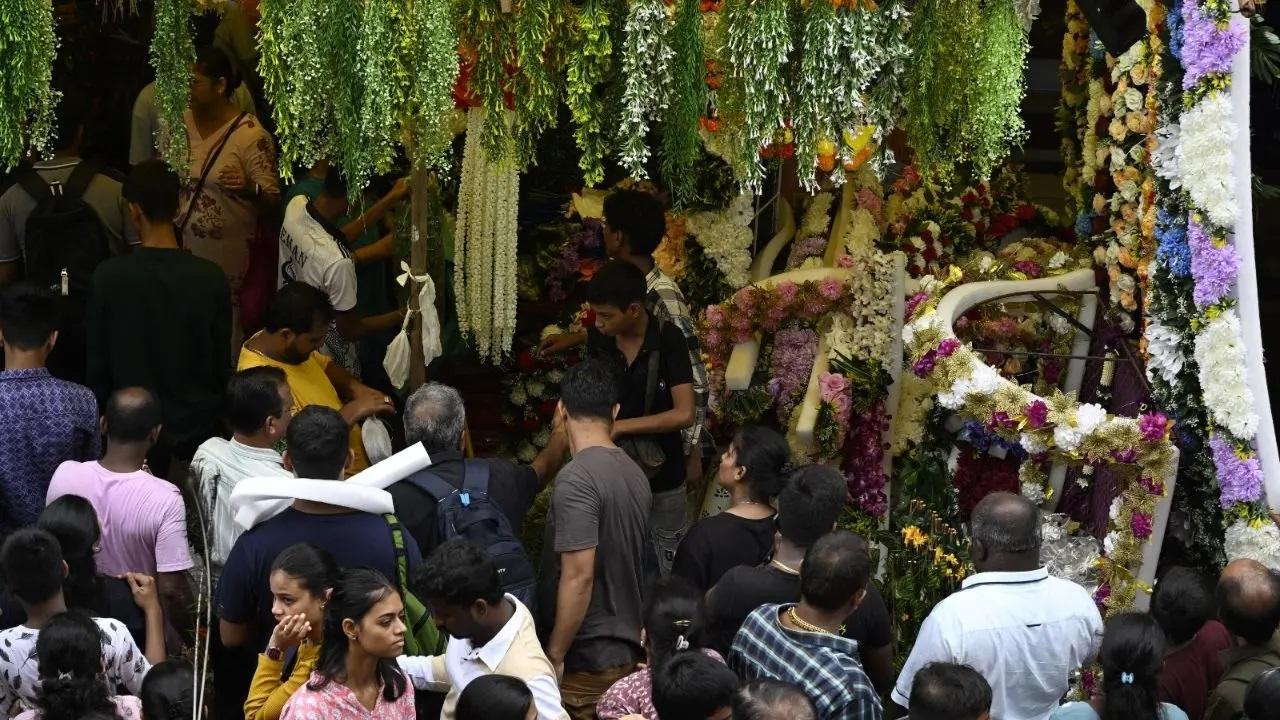 लोग त्योहार के लिए जरूरी विभिन्न वस्तुओं की खरीदारी करते देखे गए, जिसमें सजावट, प्रसाद और पूजा की जरूरी वस्तुएं शामिल हैं.
