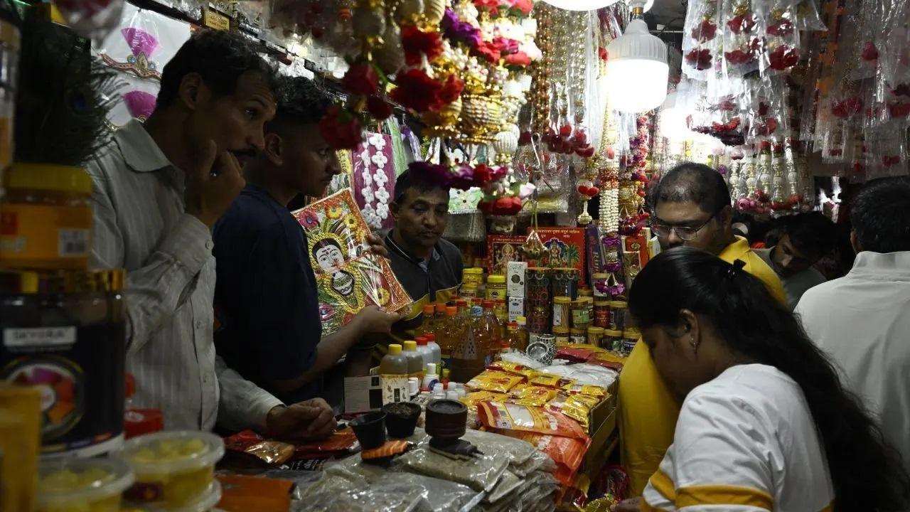 महाराष्ट्र, विशेष रूप से मुंबई, अपने भव्य गणेश चतुर्थी समारोहों के लिए प्रसिद्ध है, जहाँ जुलूस और पंडाल उत्सव में केंद्रीय भूमिका निभाते हैं.