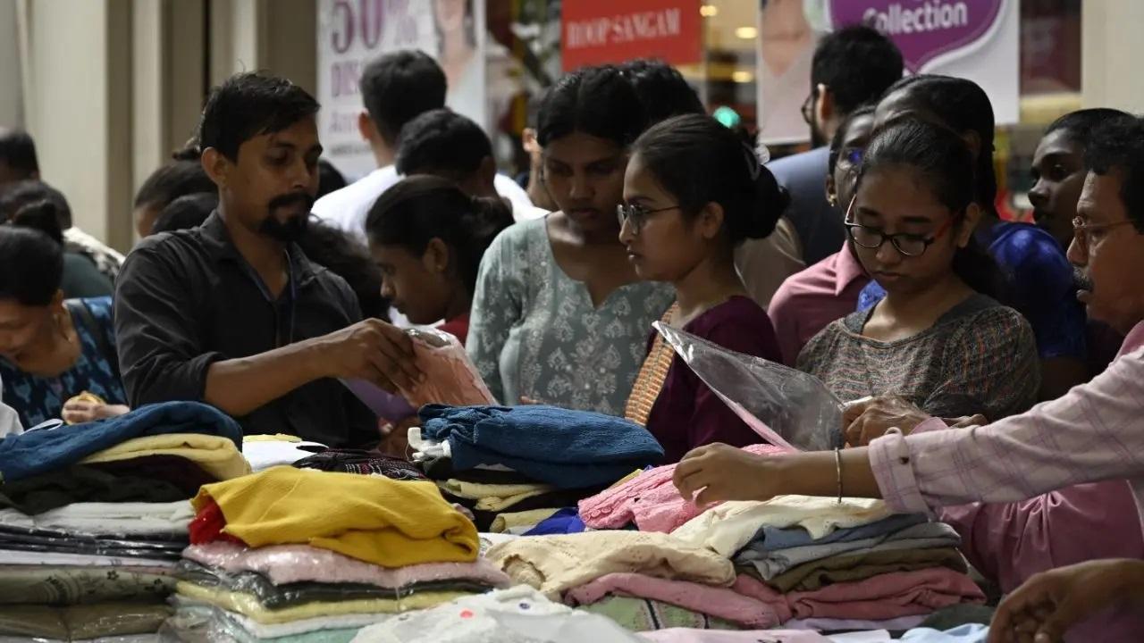 अपनी छोटी दुकानों के लिए मशहूर यह संकरी गली, पूजा सामग्री से लेकर त्यौहार की सजावट तक सब कुछ खरीदने वाले लोगों से भरी हुई है, जो त्यौहार के साथ पड़ोस के गहरे जुड़ाव को दर्शाता है.