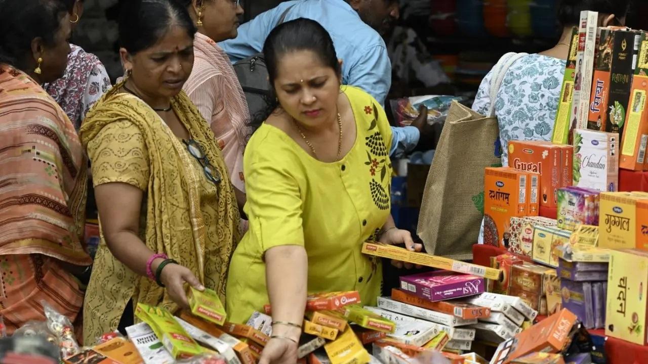 दादर के दूसरे हिस्से में, छबीलदास स्कूल गली में भी गणेश चतुर्थी की तैयारी करने वाले खरीदारों की भीड़ देखी जा रही है.