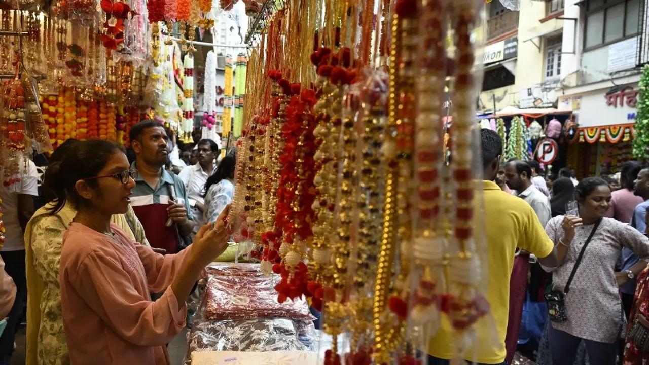 दादर का कीर्तिकर मार्केट गणेश चतुर्थी के दौरान खरीदारी के लिए एक लोकप्रिय स्थान है. बाजार में भगवान गणेश की मूर्तियों से लेकर सजावटी सामग्री तक की विस्तृत श्रृंखला उपलब्ध है, जो इसे त्यौहार की तैयारियों के लिए वन-स्टॉप शॉप बनाती है.