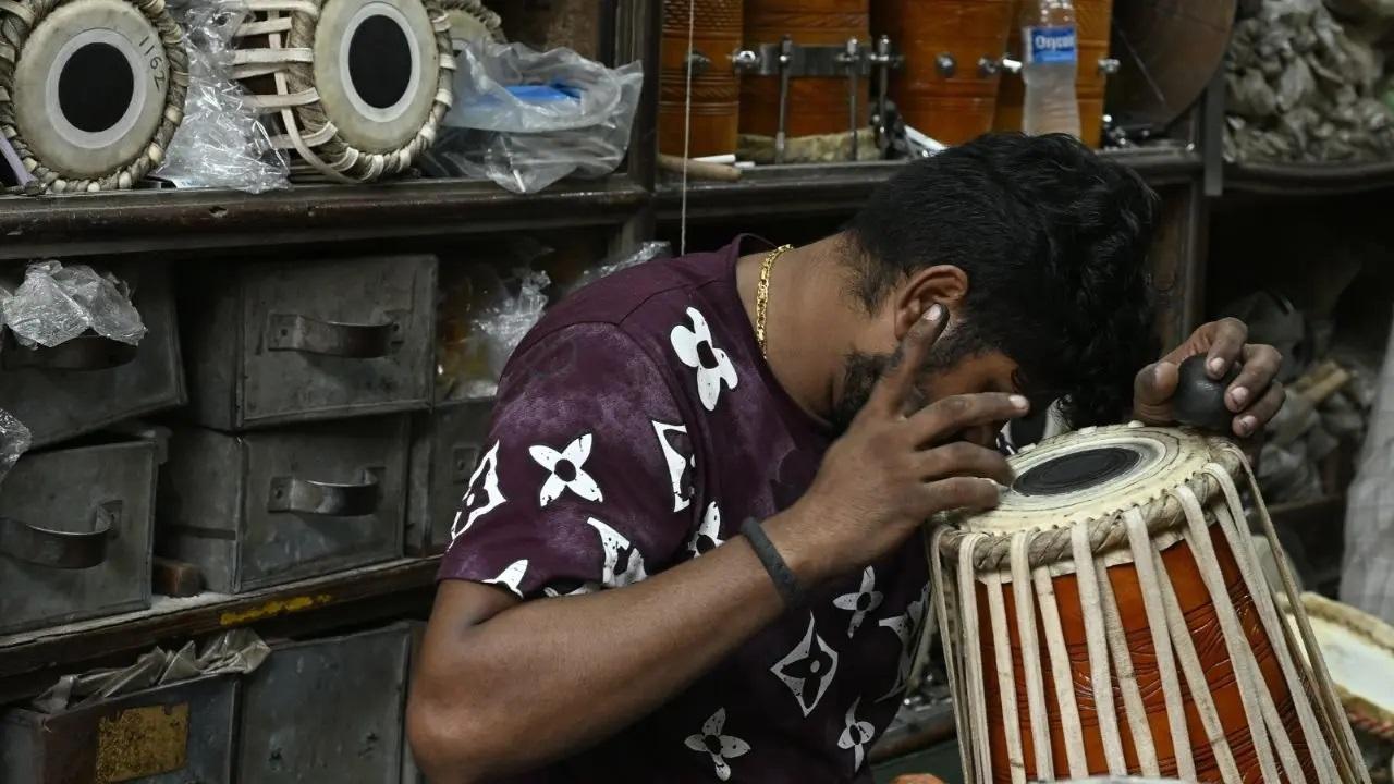 मुंबईकर 7 सितंबर को अपने घरों में भगवान गणेश का स्वागत करने की तैयारी कर रहे हैं, इसलिए बाजार में उत्सव का माहौल है.