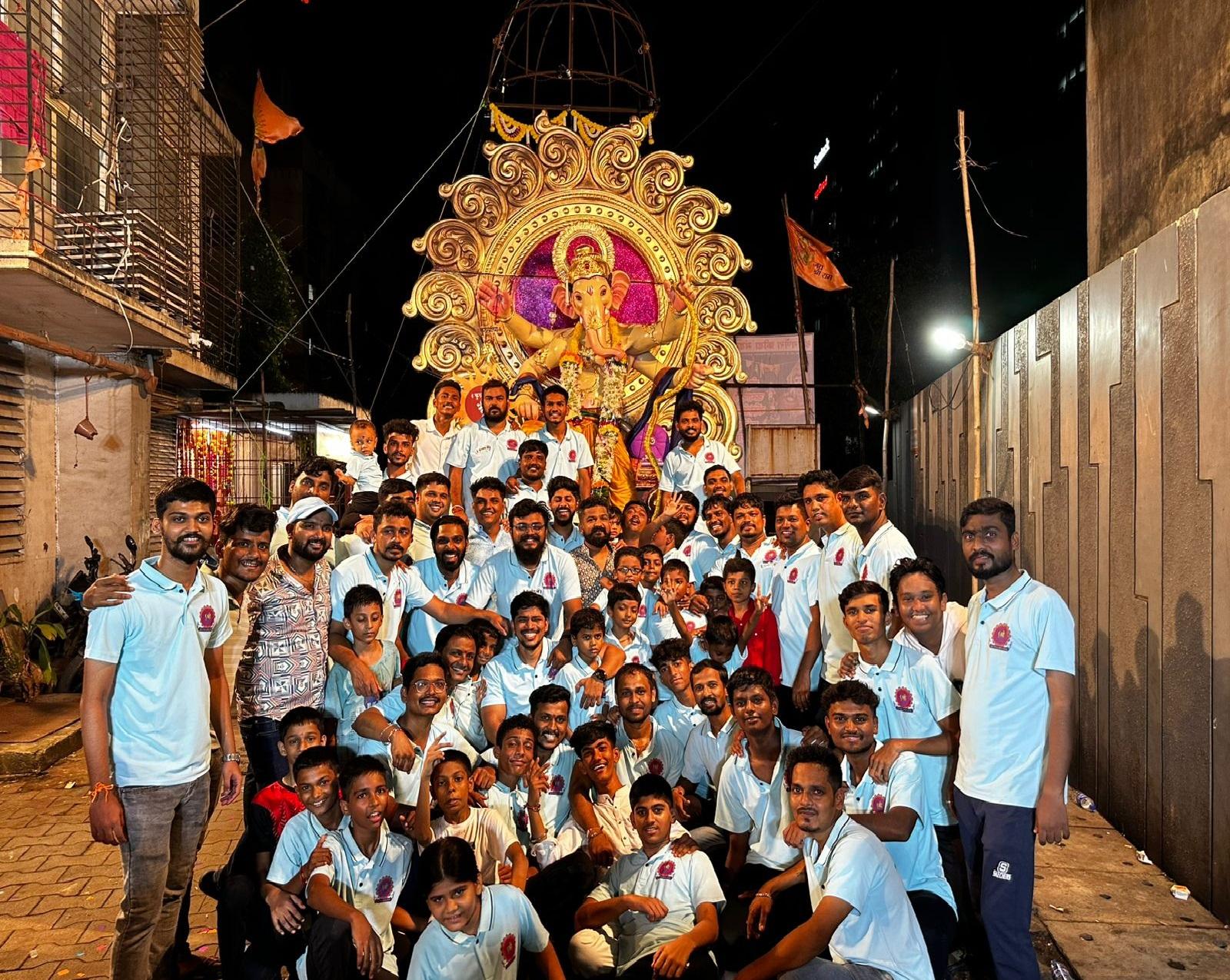 इस खास मौके पर मंडल के अध्यक्ष गणेश कुंभार, सचिव भावेश एडके, खजिनदार हेमंत ठाकूर, उपाध्यक्ष सतीश शिंदे और सदस्य प्रविण जाधव ने बप्पा के स्वागत की तैयारियों को पूरी शिद्दत से संभाला.