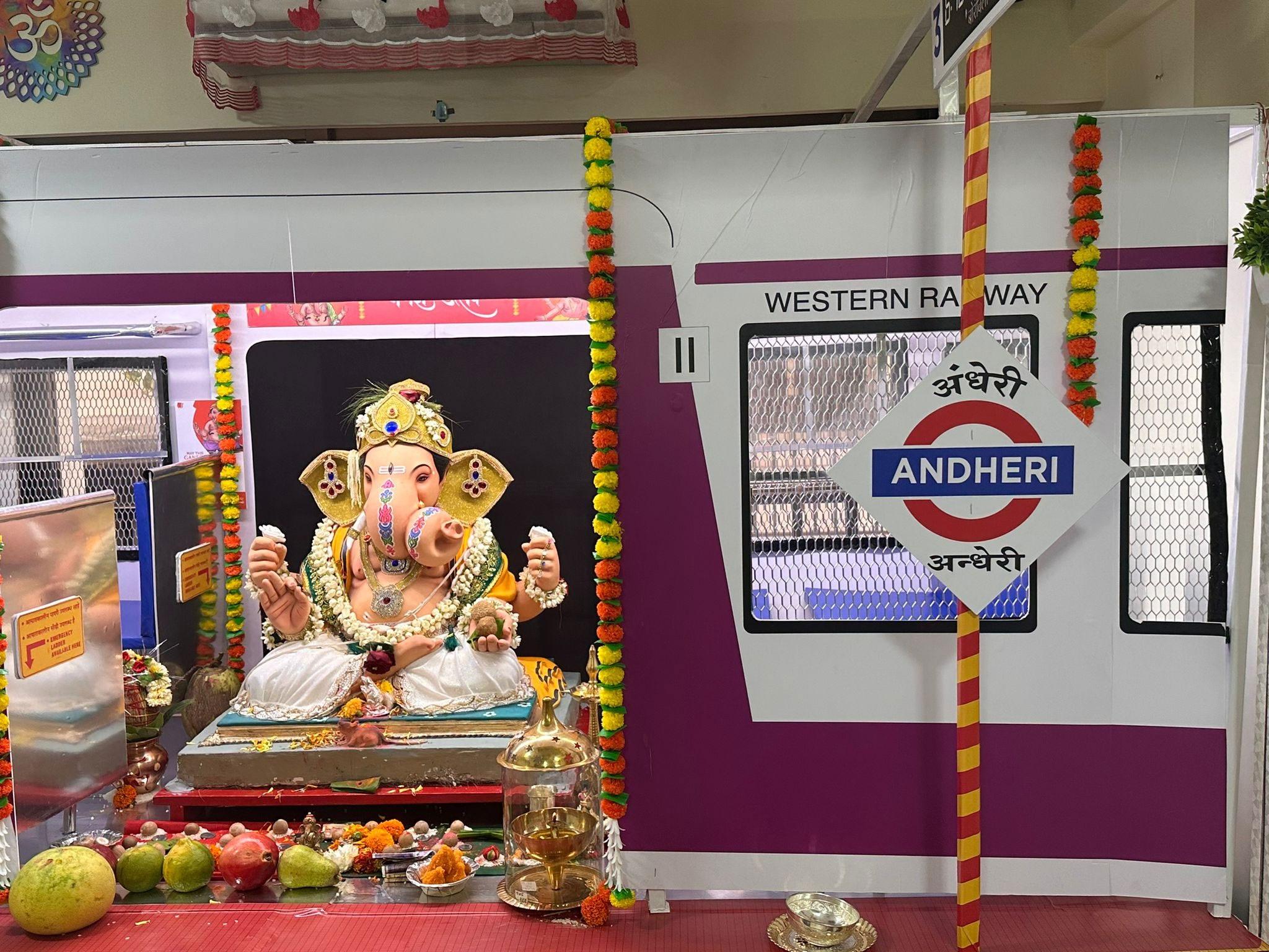 परिवार में पारंपरिक रीति-रिवाजों के साथ गणेश जी की स्थापना की जाती है, जिससे त्योहार का महत्व और भी बढ़ जाता है.