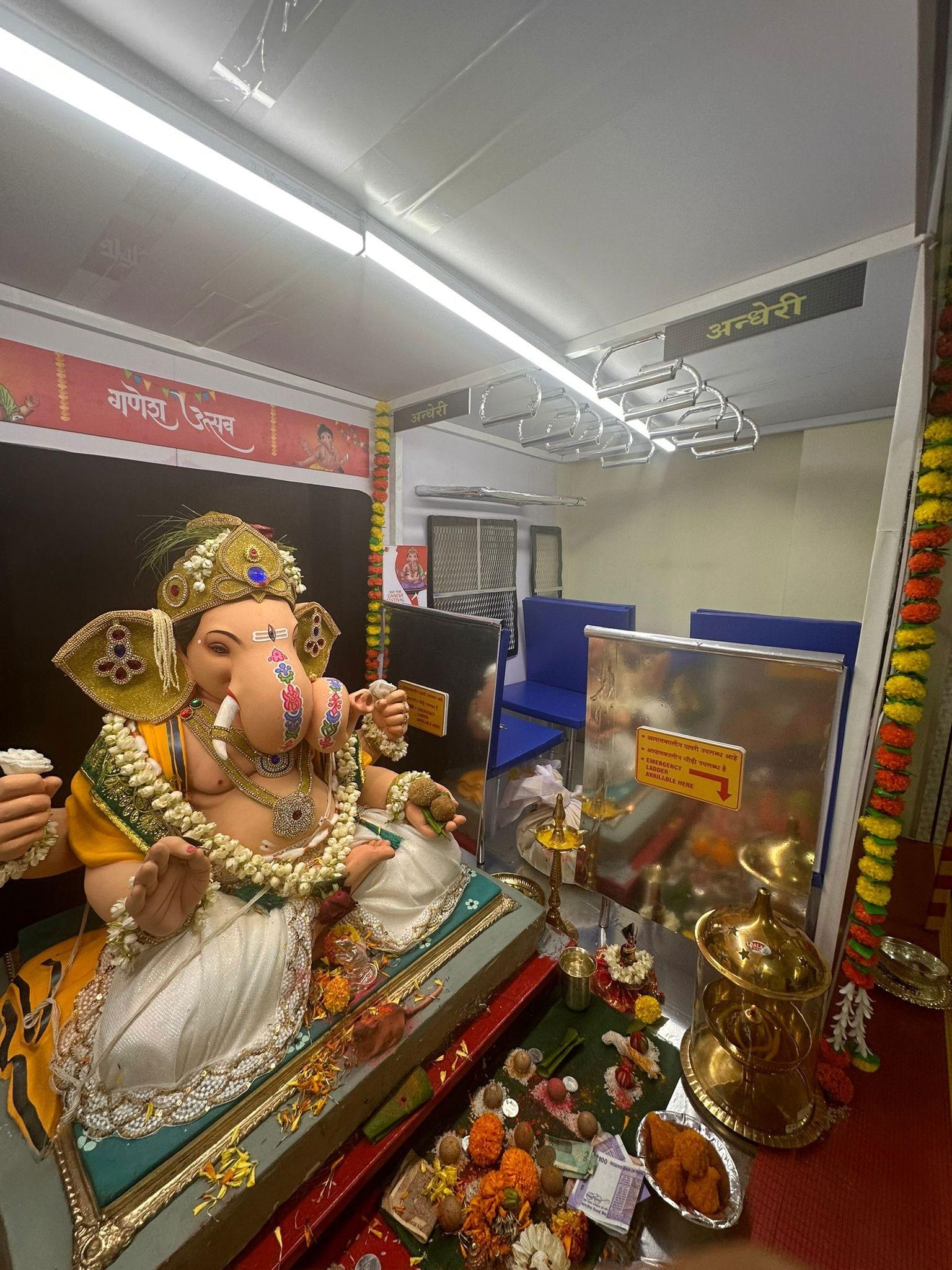 पवन ठाकुर, जो अब कनाडा में रहते हैं, ने बताते हैं कि उनका बचपन अंधेरी में बीता और वे कॉलेज के दिनों में अंधेरी से दादर तक लोकल ट्रेन से सफर किया करते थे. इस साल उन्होंने अपने गणपति उत्सव में इस यादगार सफर को शामिल करते हुए लोकल ट्रेन को थीम बनाया है. 