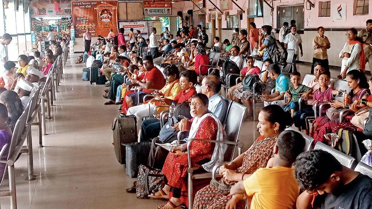 एमएसआरटीसी कर्मचारियों के हड़ताल पर जाने के बाद मंगलवार को कुर्ला के नेहरू नगर एसटी डिपो में यात्री इंतजार करते रहे. Pic/Sayyed Sameer Abedi