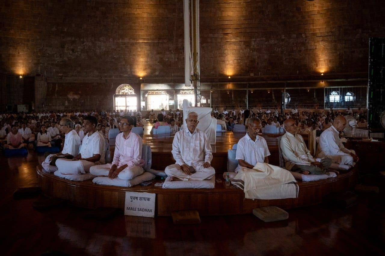 सभी साधकों ने एक दिवसीय मेगा विपश्यना कोर्स के दौरान बुद्ध और आदरणीय एसएन गोयनका जी के अवशेषों को श्रद्धांजलि अर्पित की. 