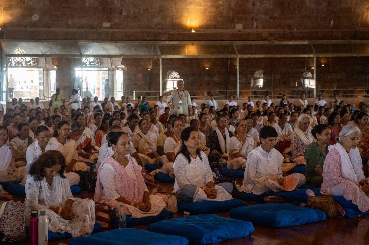 जो विभिन्न जाति, धर्म, और भाषाओं के लोगों को आत्मिक शांति और आंतरिक समृद्धि प्रदान करता है.