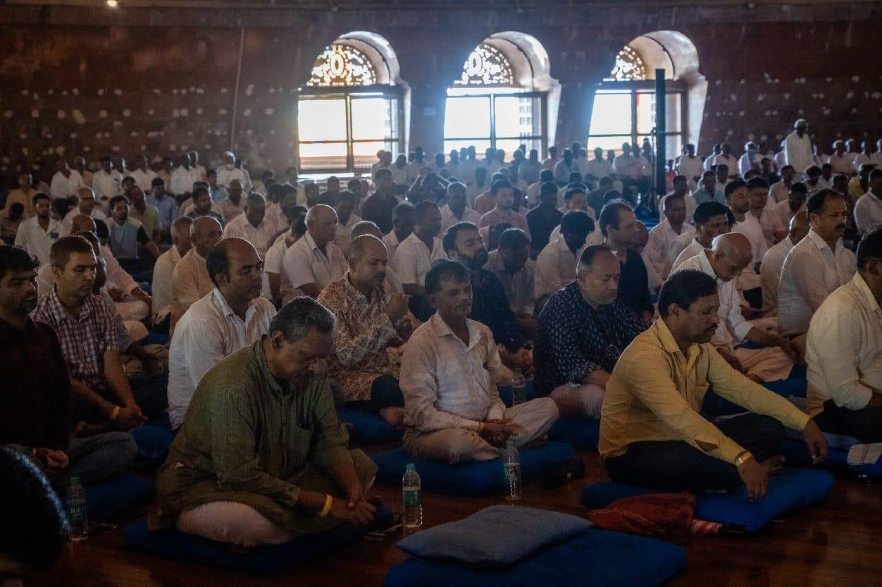 इस अवसर पर कई लोगों ने संघ दान में भी भाग लिया, जोकि भिक्षुओं और साधकों के प्रति अपनी कृतज्ञता और सेवा भाव व्यक्त करने का एक माध्यम है. 
