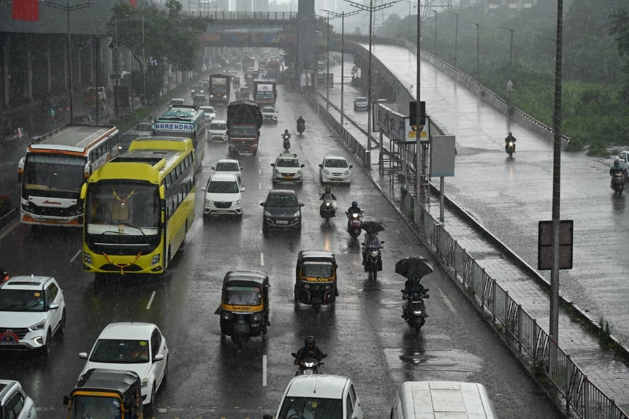 बृहनमुंबई नगर निगम (BMC) ने भी भारी बारिश की चेतावनी दी थी और लोगों से अपील की थी कि जब तक आवश्यक न हो, घर से बाहर न निकलें. शहर में जलभराव की संभावना को देखते हुए निकासी पंप और अन्य व्यवस्थाएं की गई हैं, लेकिन बारिश की तीव्रता ने कई इलाकों में जलभराव को नियंत्रित करने में कठिनाई पैदा की.