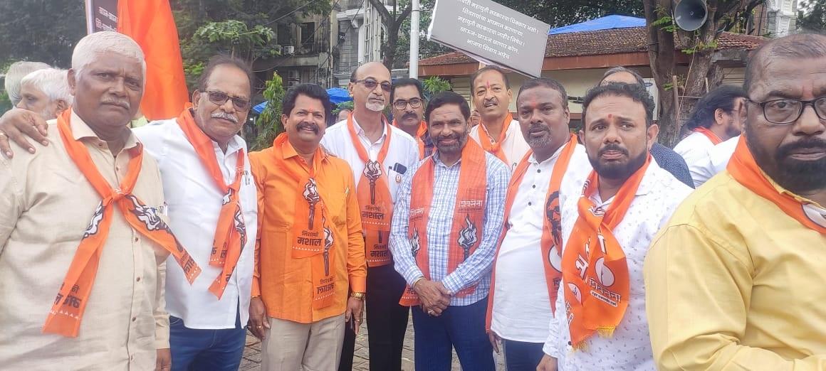 महाविकास अघाड़ी की ओर से दिए गए संकेतों के मुताबिक, यह विरोध प्रदर्शन आगे भी जारी रह सकता है, जब तक कि सरकार उनकी मांगों को पूरा नहीं करती.
