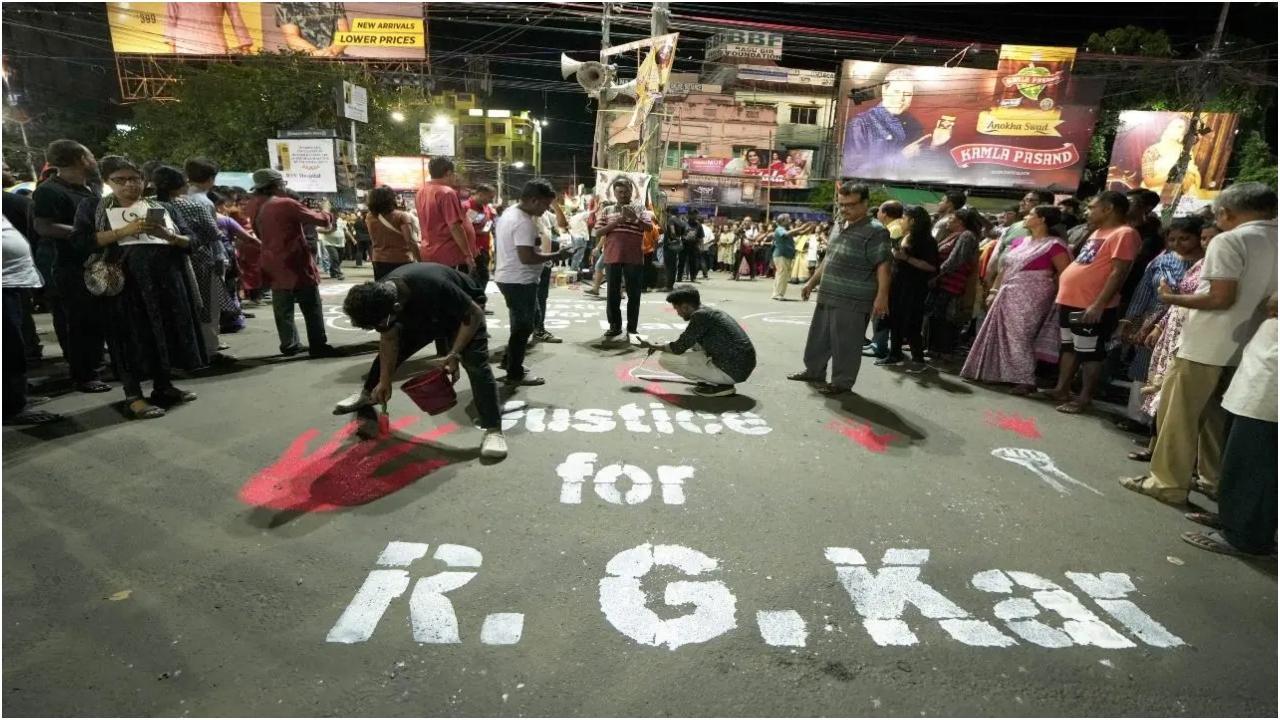 कोलकाता में सोमवार को एक प्रशिक्षु डॉक्टर के यौन उत्पीड़न और हत्या के विरोध में सड़क पर नारे लगाते लोग. तस्वीर/पीटीआई