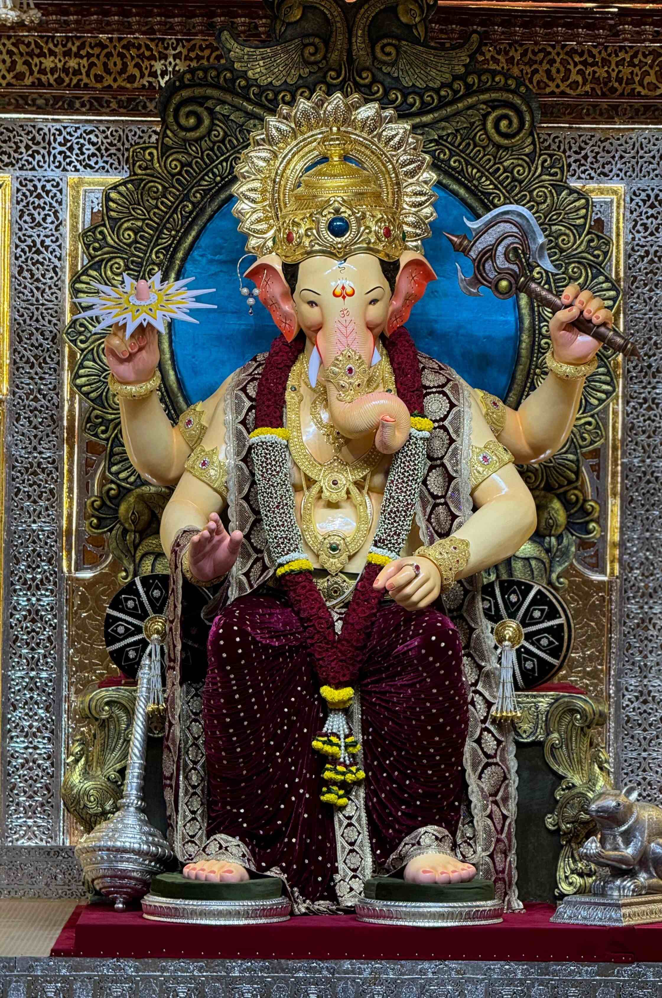 लाखों मुंबईकर और अन्य राज्यों से आए भक्त यहां लंबी कतारों में खड़े होकर राजा के दर्शन का सौभाग्य प्राप्त करते हैं. 