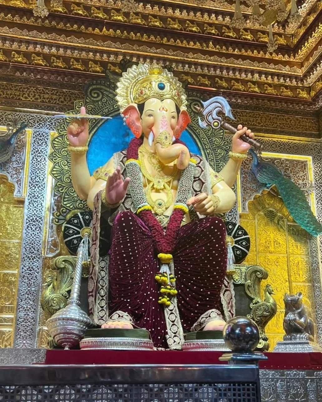 हर साल की तरह, इस बार भी लाखों भक्तों ने लालबाग के राजा के दर्शन कर अपनी श्रद्धा व्यक्त की, और राजा का यह भव्य स्वरूप गणेश चतुर्थी की धूमधाम को और भी बढ़ा दिया.