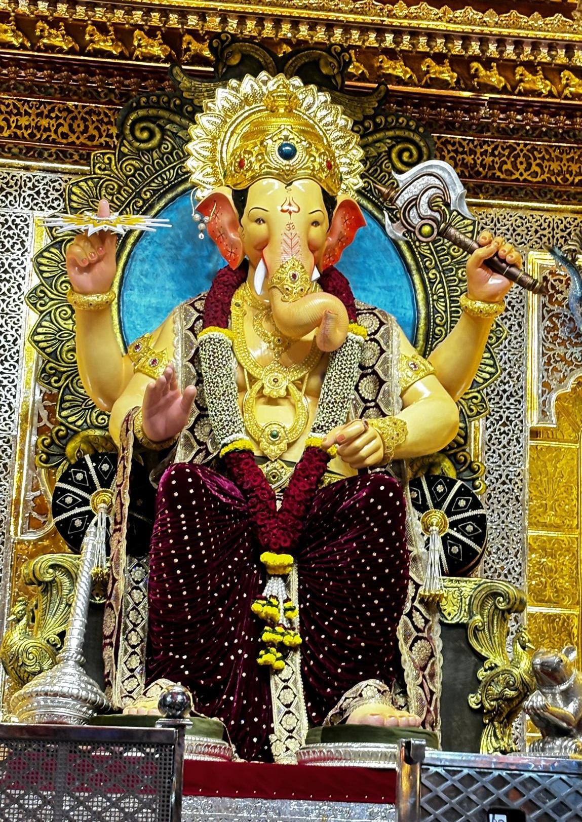 इस वर्ष, राजा की पहली झलक बड़े पैमाने पर सोशल मीडिया पर वायरल हो गई, और उनके इस भव्य स्वरूप की प्रशंसा हर तरफ होने लगी.