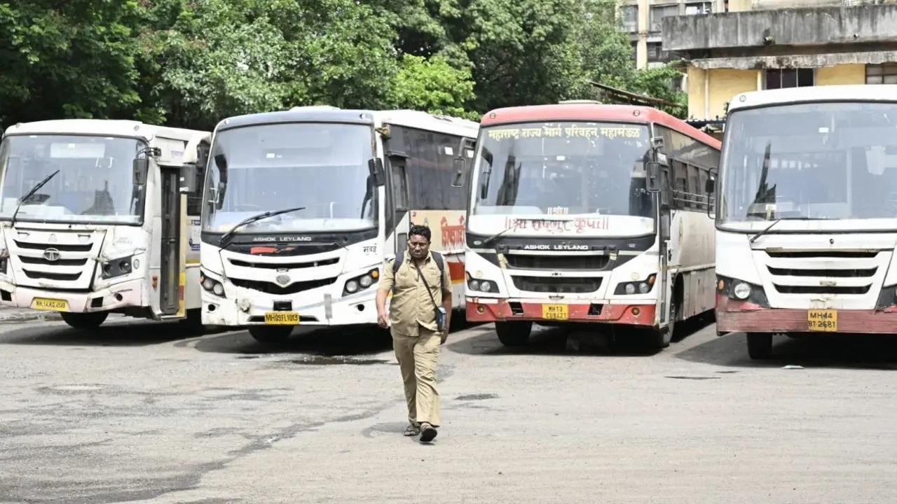 बाहर जाने के इच्छुक यात्री हड़ताल के कारण घर लौट रहे हैं. Photos / Satej Shinde