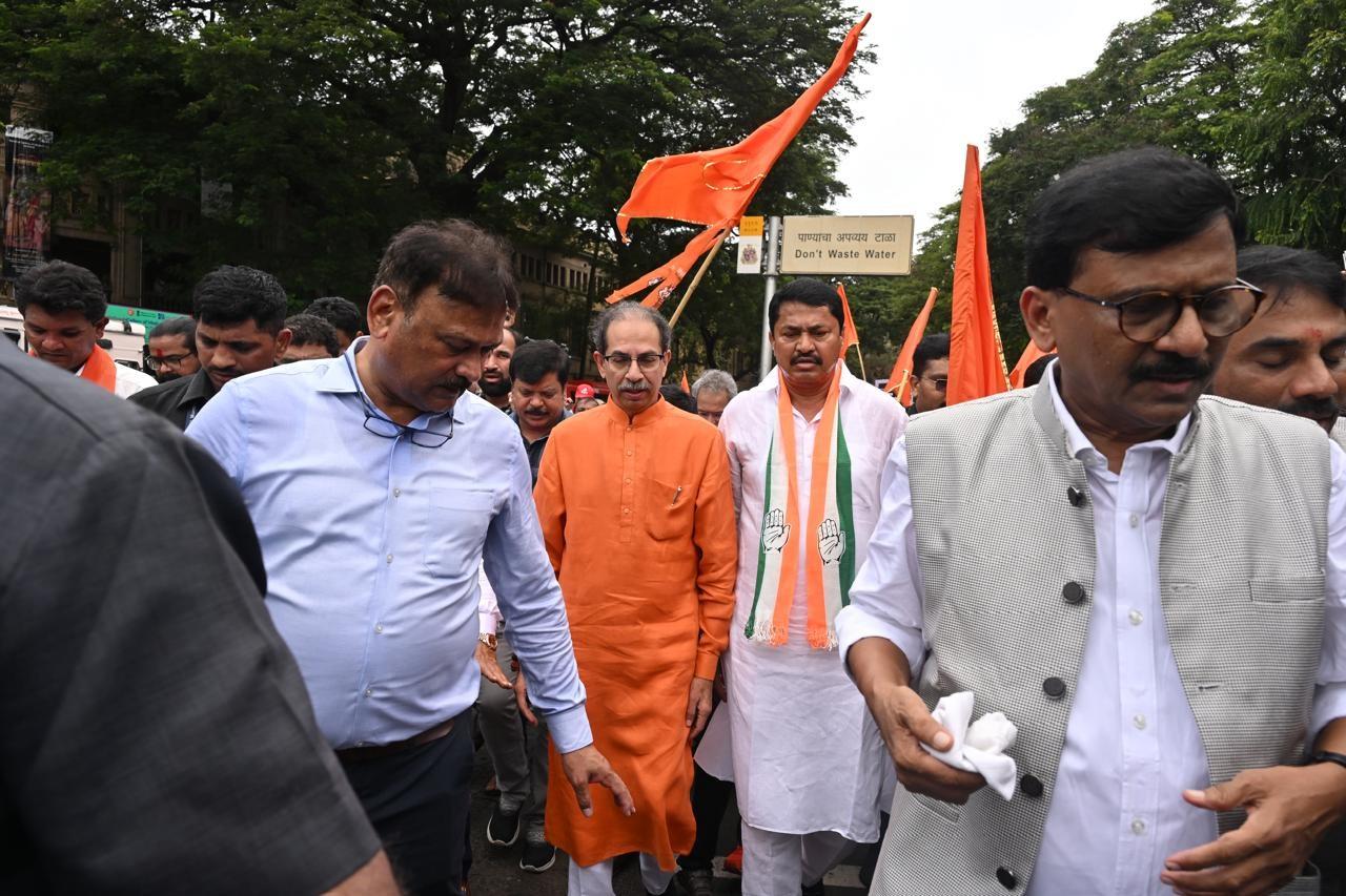 स्थिति की संवेदनशीलता को देखते हुए, मुंबई पुलिस ने सुरक्षा व्यवस्था को कड़ा कर दिया है. राज्य सरकार ने भी इस मामले को गंभीरता से लेते हुए उच्च स्तरीय जांच के आदेश दिए हैं. 