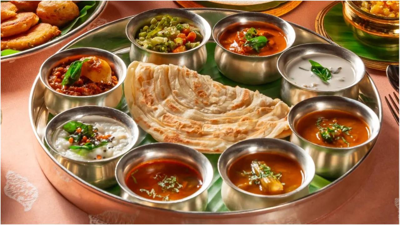 साउथ इंडियन डिलाइट्स
परेल में आईटीसी ग्रैंड सेंट्रल मुंबई में अपने दक्षिण साउथ इंडियन रेस्टोरेंट साउथ की पहली वर्षगांठ एक स्वादिष्ट मेन्यू के साथ मना रहा है. प्रत्येक मेन्यू में कई अन्य क्षेत्रीय व्यंजनों जैसे परुप्पु वडाई, मुरुंगक्कई सांबर, आंध्र कोडी दिरयानी और एलानीर पायसम जैसे कई अन्य व्यंजनों की एक शानदार श्रृंखला प्रस्तुत की गई है.