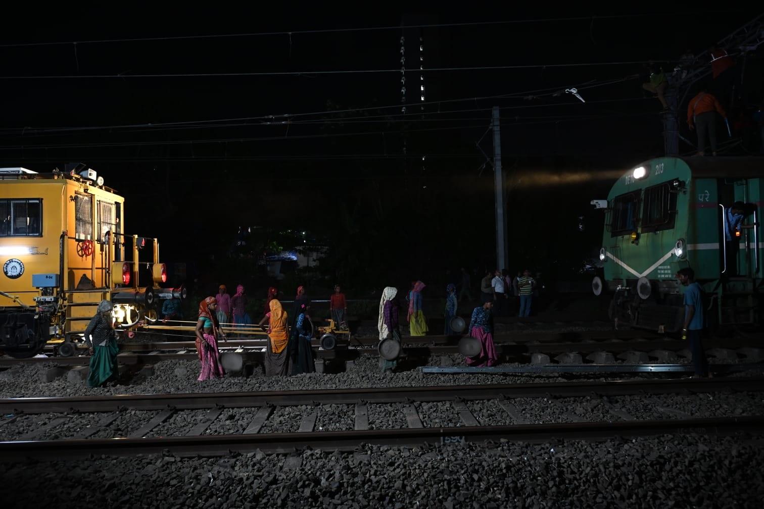 रेलवे अधिकारियों ने यात्रियों को किसी भी असुविधा से बचाने के लिए वैकल्पिक व्यवस्थाओं की जानकारी दी थी और स्टेशन पर सूचना प्रणाली के माध्यम से यात्रियों को लगातार अपडेट दिया गया. 