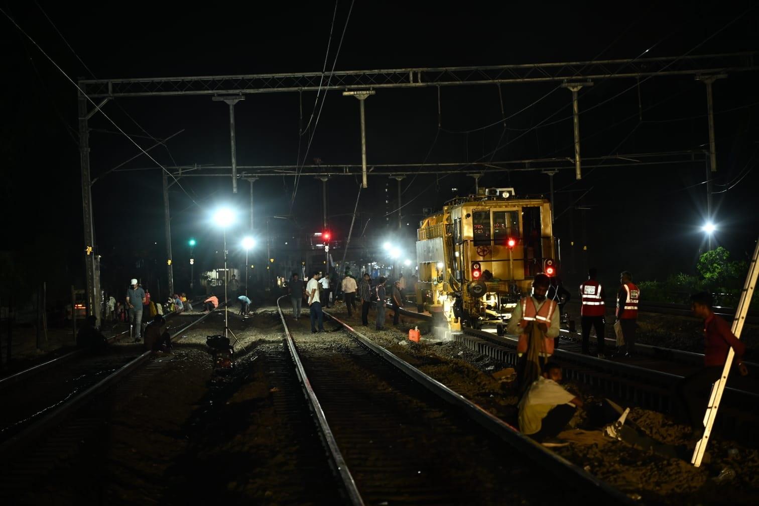इस ब्लॉक के दौरान, अप स्लो और डाउन स्लो लाइनों के साथ-साथ डाउन फास्ट लाइन पर भी ट्रैफिक को प्रभावित किया गया. अप स्लो लाइन की सभी ट्रेनों को अप फास्ट लाइन पर डायवर्ट किया गया, जिससे यात्रियों को इस दौरान थोड़ी असुविधा का सामना करना पड़ा. 