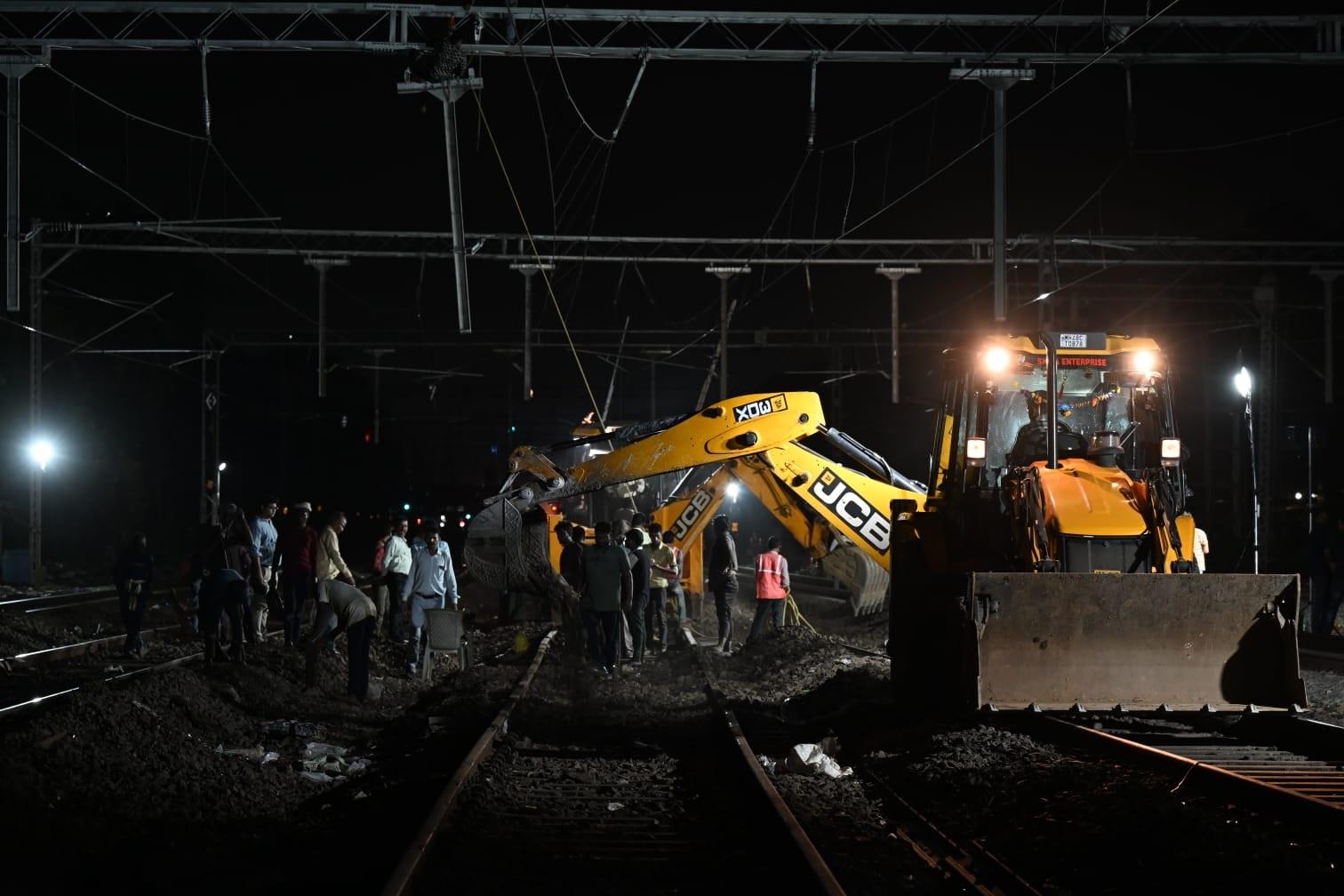 पिछले महीने भी पश्चिमी रेलवे द्वारा इसी तरह का एक जंबो ब्लॉक संचालित किया गया था, जो 10 घंटे तक चला था और इसका उद्देश्य भी गोरेगांव और कांदिवली के बीच छठी लाइन के निर्माण को आगे बढ़ाना था. 
