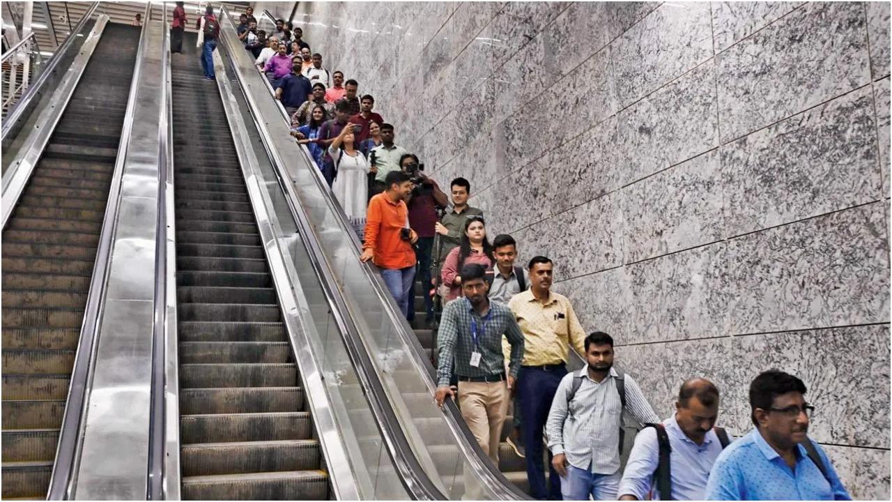 मीडियाकर्मी एस्केलेटर पर सवार हैं जो यात्रियों को स्टेशन तक तीन मंजिल नीचे ले जाता है. तस्वीरें/आशीष राजे