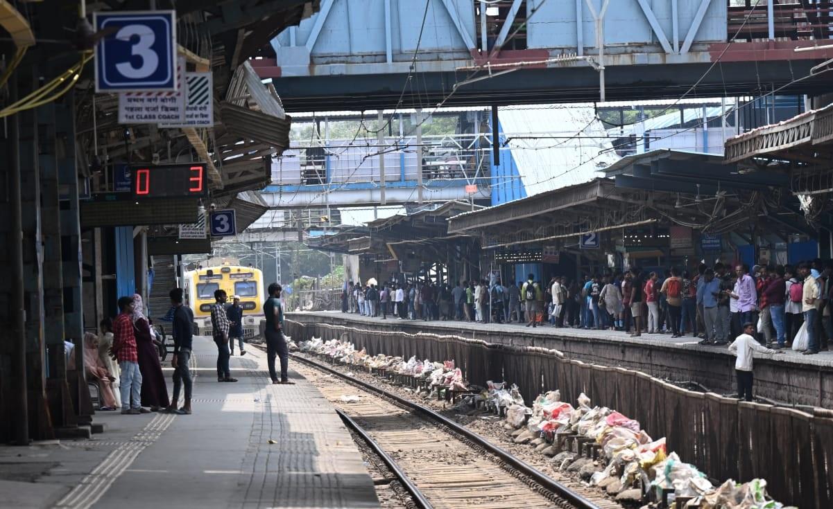 यह कार्य केवल ट्रैक को बदलने तक ही सीमित नहीं था, बल्कि इसके तहत पूरे रेलवे ट्रैक के आधारभूत ढांचे में भी सुधार किया गया. इसमें रेल पटरी के नीचे की मिट्टी को मजबूत करना, सिग्नलिंग सिस्टम को उन्नत करना और बिजली आपूर्ति व्यवस्था को भी बेहतर बनाना शामिल था. 