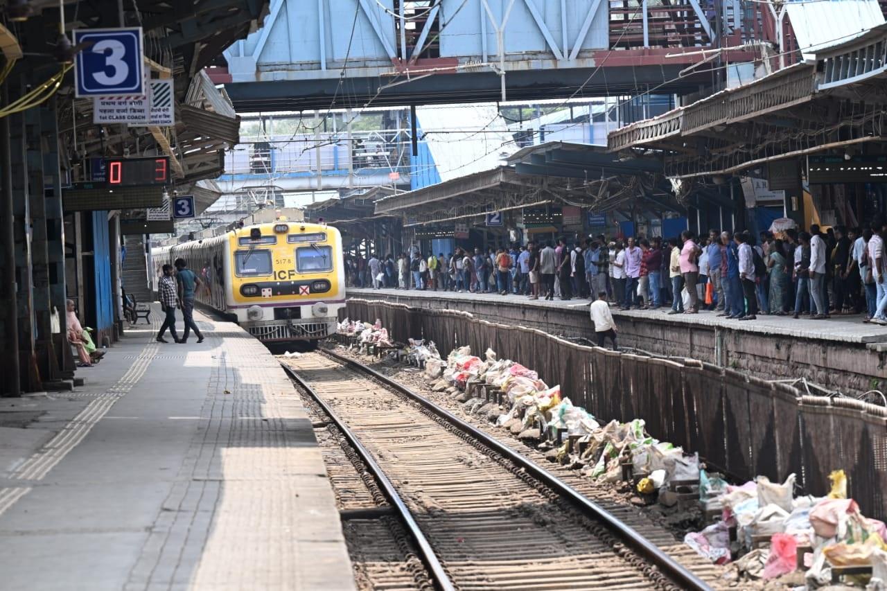 रेलवे अधिकारियों ने यात्रियों से इस असुविधा के लिए खेद प्रकट किया और समझाने की कोशिश की कि यह कार्य भविष्य में यात्रा को अधिक सुरक्षित और सुगम बनाने के लिए किया जा रहा है.