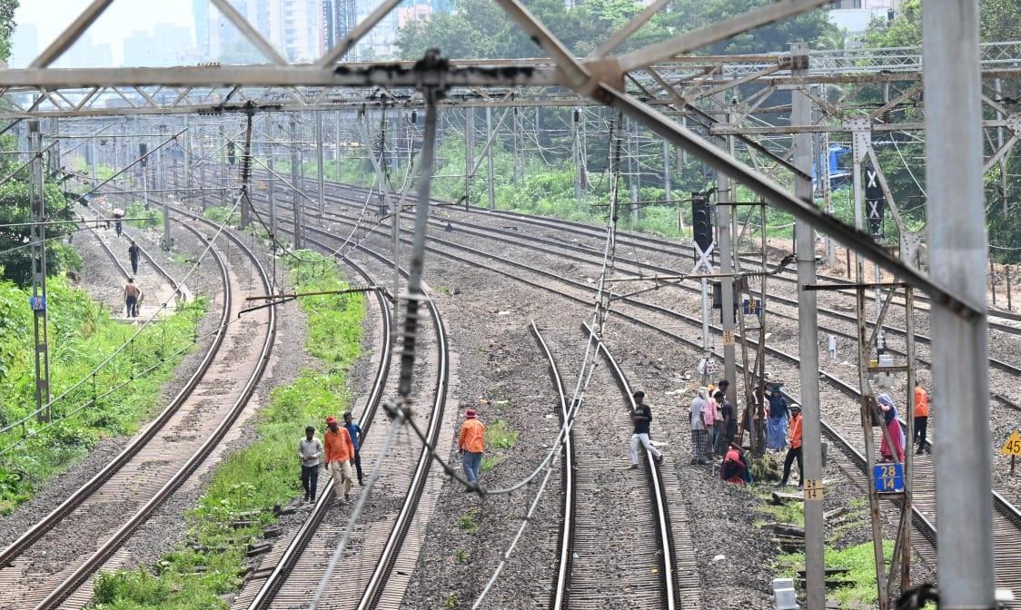 रेलवे प्रशासन ने इस दौरान सुनिश्चित किया कि ट्रैक शिफ्टिंग का कार्य उच्चतम सुरक्षा मानकों का पालन करते हुए किया जाए, ताकि यात्रियों की सुरक्षा से कोई समझौता न हो.