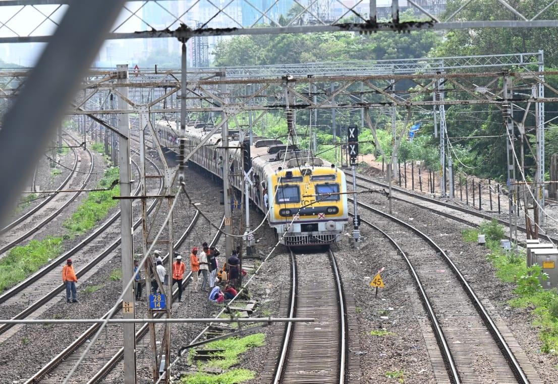 इस मेगा ब्लॉक के दौरान, विशेष रूप से गोरेगांव और कांदिवली के बीच की रेल सेवाएं प्रभावित हुईं, जिससे यात्रियों को असुविधा का सामना करना पड़ा. 