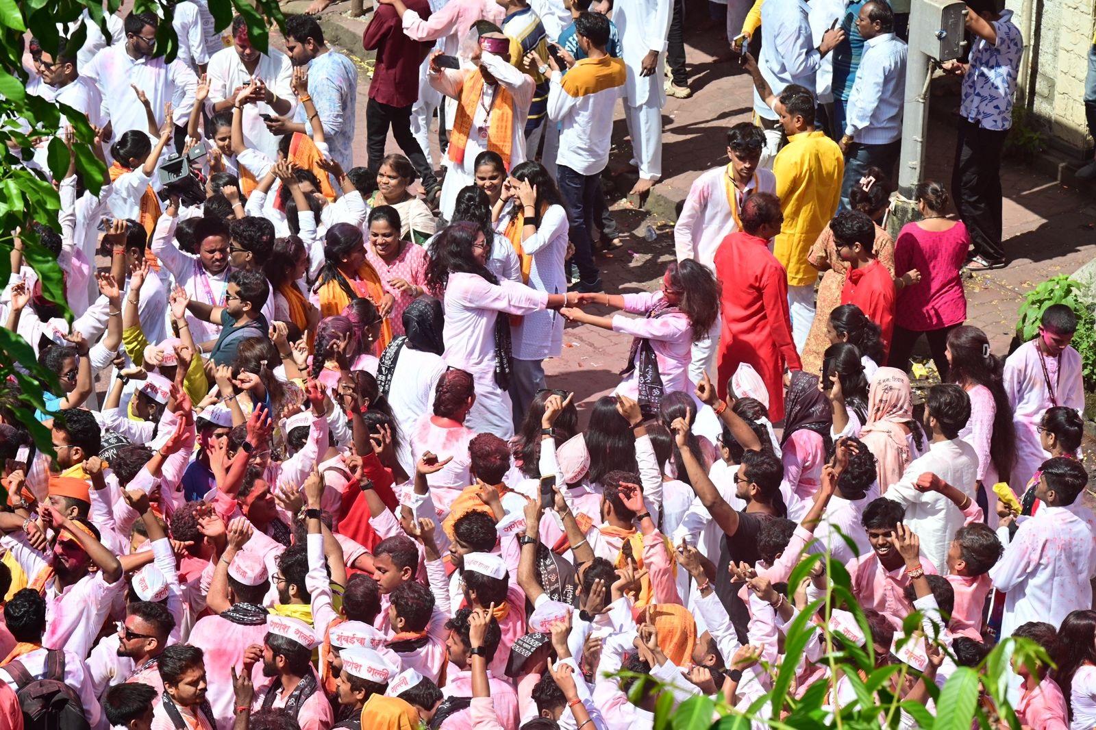 भक्तगण अपने प्रिय गणपति बाप्पा की विदाई के समय भावुक हो जाते हैं, लेकिन साथ ही वे अपने उत्साह और भक्ति को भी प्रकट करते हैं. 
