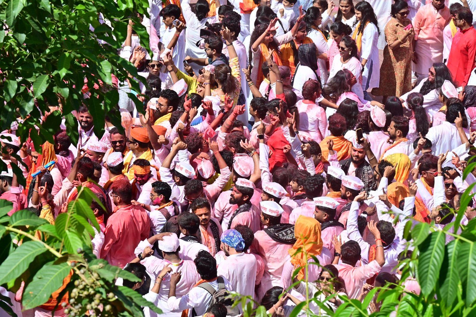 पंडाल से जब `मुंबई चा राजा` की प्रतिमा विसर्जन के लिए निकलती है, तब भक्तों में खास ऊर्जा देखने को मिलती है. 