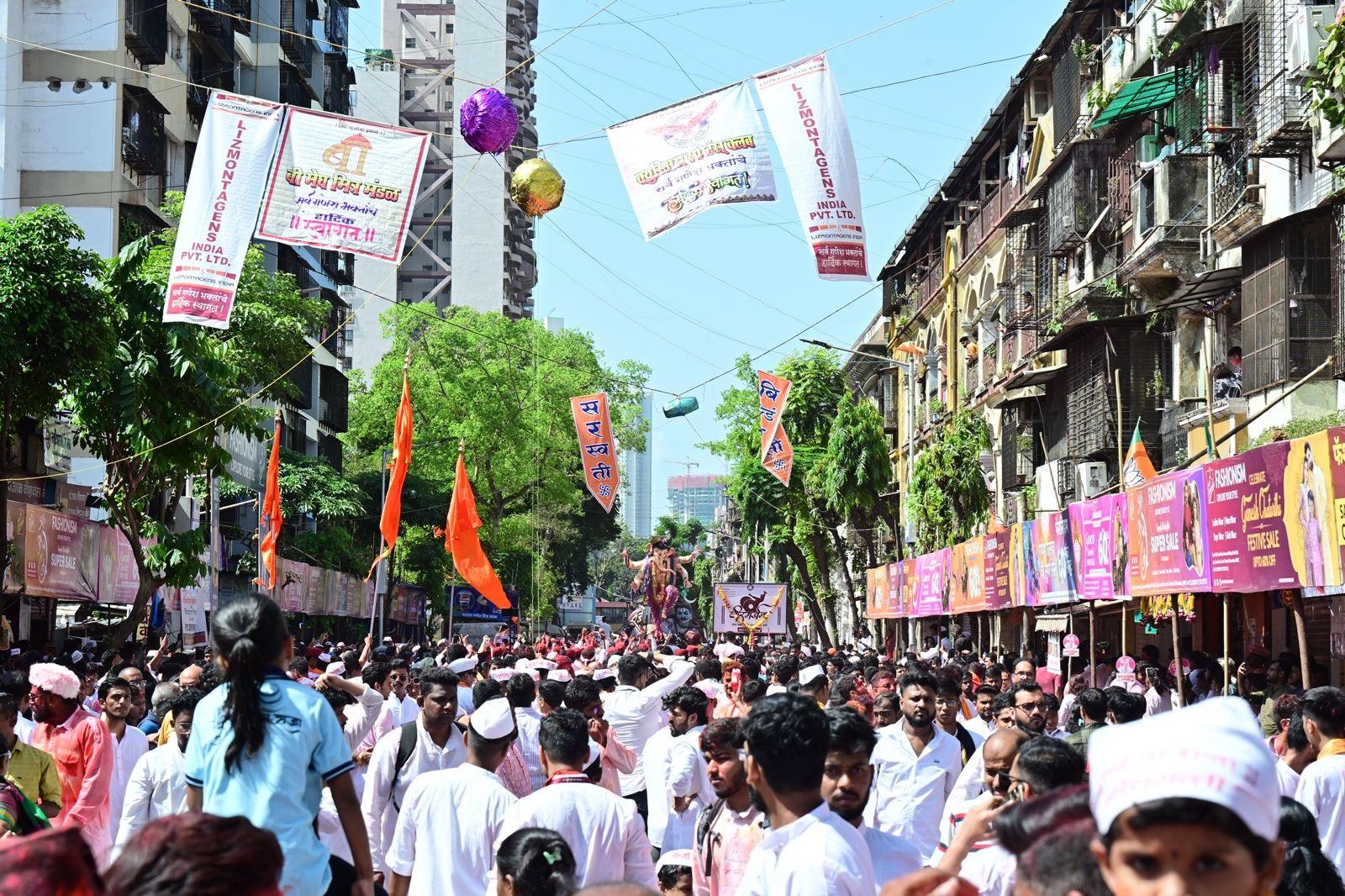 तस्वीरों में आप देख सकते है कि विसर्जन यात्रा के दौरान सड़कों पर भक्तों का हुजूम उमड़ता है, जहाँ लोग झूमते, नाचते और ढोल-ताशों की धुन पर गाते हुए गणपति बाप्पा को विदाई देते हैं. मुंबई के हर कोने से लोग इस यात्रा में हिस्सा लेने के लिए जमा होते हैं.