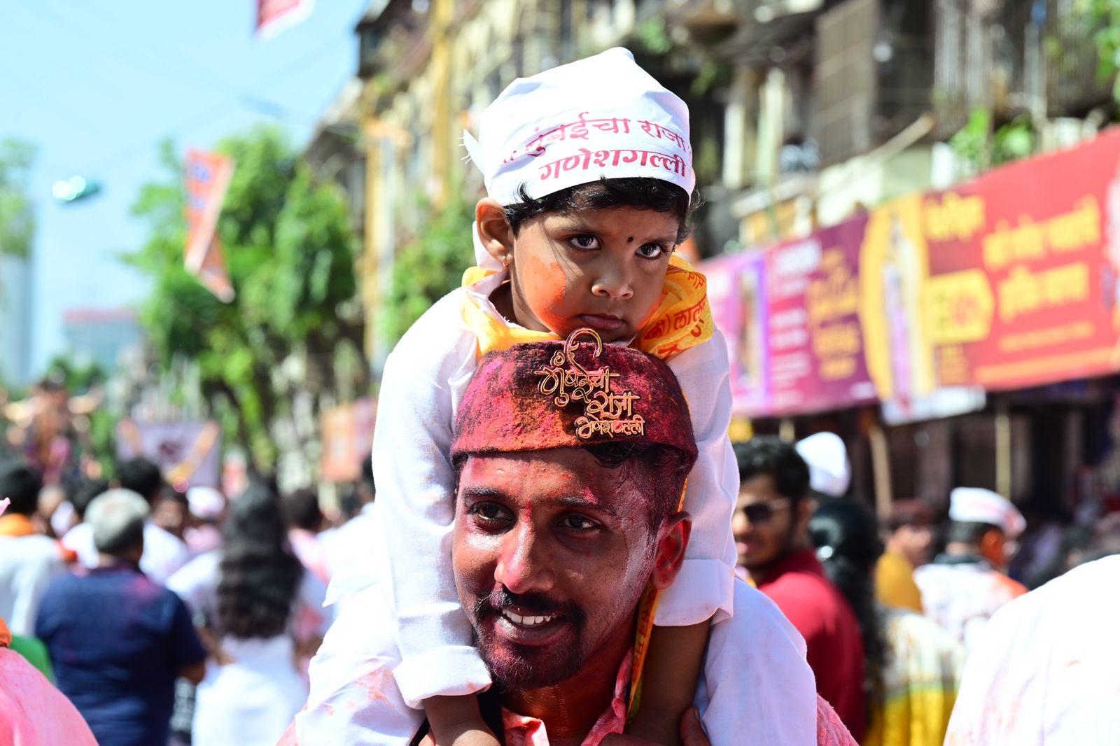 हर साल गणेश चतुर्थी के दौरान यह मूर्ति लालबाग के पंडाल में स्थापित की जाती है, जहां भक्तगण भारी संख्या में `मुंबई चा राजा` के दर्शन के लिए आते हैं. 