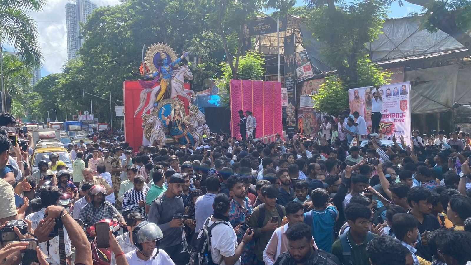 यह दृश्य न केवल भक्ति भावना का प्रतीक था, बल्कि मुंबई में त्योहारों की जीवंतता को भी दर्शाता है. पंडाल तक मूर्ति पहुंचाने के इस आयोजन में न केवल स्थानीय भक्त, बल्कि दूर-दूर से आए लोग भी शामिल थे. 
