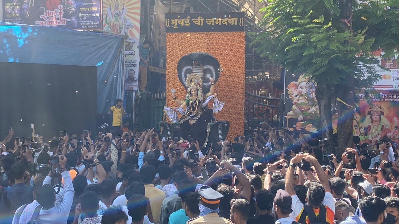 नवरात्रि का त्यौहार न केवल धार्मिक महत्व रखता है, बल्कि यह समाज में एकता, प्रेम और भाईचारे का प्रतीक भी है.  इस पर्व के माध्यम से लोग अपने परिवार और समाज के साथ जुड़ते हैं, और सामूहिक रूप से मां दुर्गा की आराधना करते हैं.