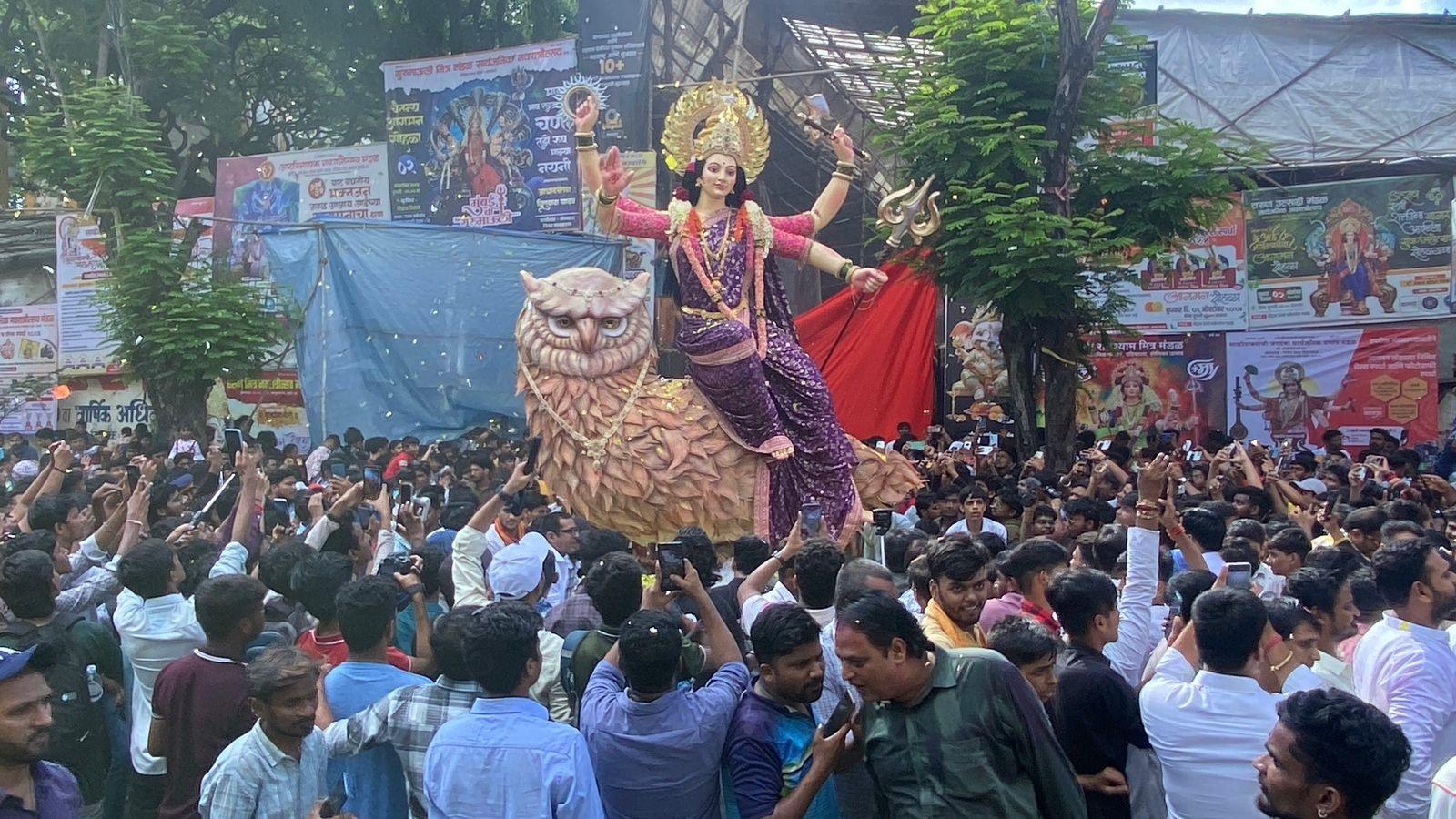 हर दिन एक विशेष रूप का पूजन किया जाता है, जिससे भक्त मां से अपनी रक्षा, स्वास्थ्य और समृद्धि की कामना करते हैं. नवरात्रि के दौरान पंडालों में विभिन्न धार्मिक और सांस्कृतिक कार्यक्रमों का आयोजन भी किया जाता है, जिसमें भक्त श्रद्धा और उल्लास के साथ भाग लेते हैं.